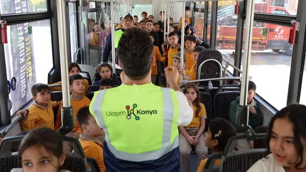 Konya'da ilkokul öğrencileri Nezaket Otobüsü'nde trafik ve görgü kuralları eğitimi alıyor