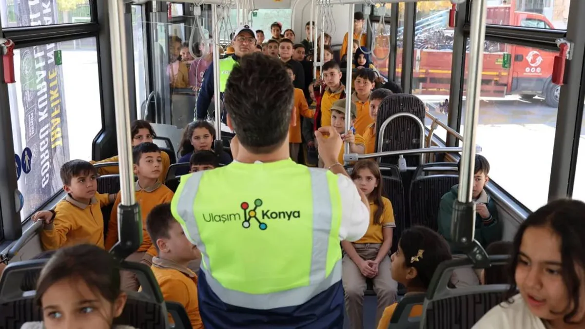 Konya'da ilkokul öğrencileri Nezaket Otobüsü'nde trafik ve görgü kuralları eğitimi alıyor