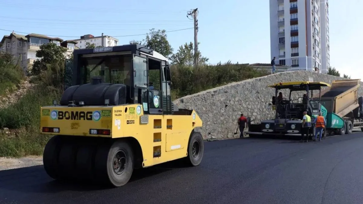 Fatsa'da devam eden asfaltlama çalışmaları.