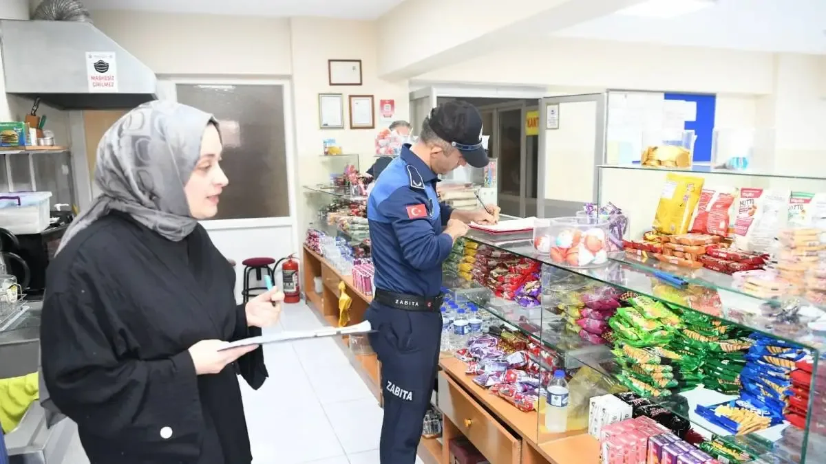 Trabzon Büyükşehir Belediyesi ekipleri okul kantinlerinde denetim gerçekleştirdi.
