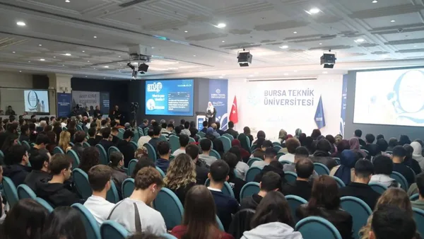 Lauren Booth, Bursa Teknik Üniversitesi'nde kimlik üzerine konuşma yaparken.