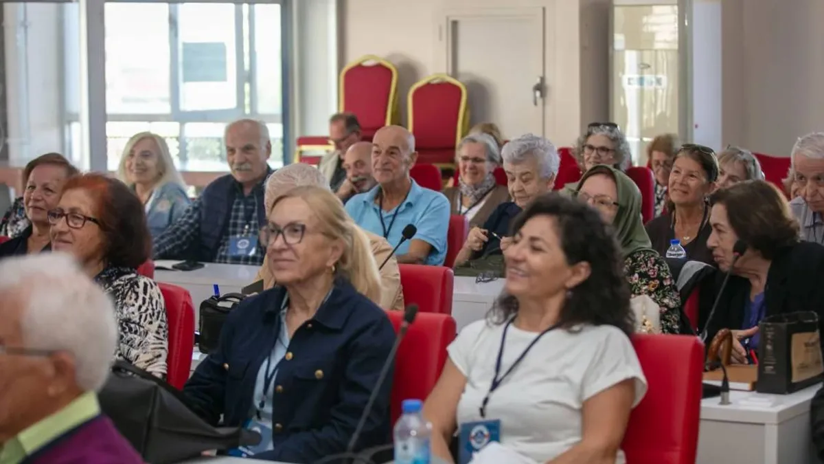 Güzelbahçe 3. Yaş Üniversitesi yeni dönem açılışında öğrencilerle bir araya geldi.
