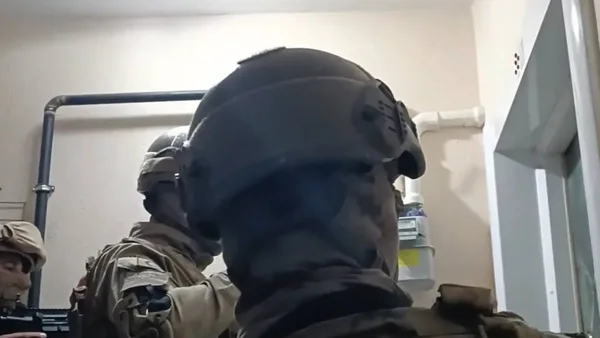 FETÖ operasyonu kapsamında gözaltına alınan şüpheliler.