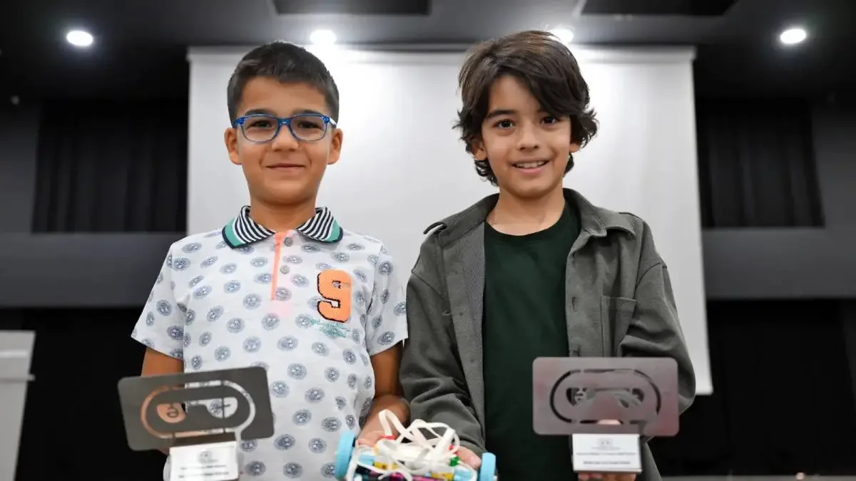 Mersinli öğrenciler geliştirdikleri robotik projelerle Türkiye derecesi kazandı.
