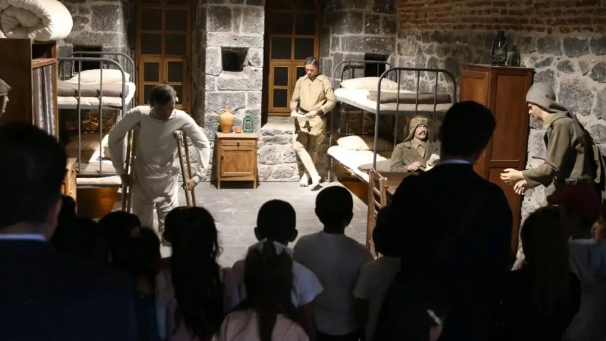 Kars'taki öğrenciler tarihi mekânları keşfediyor