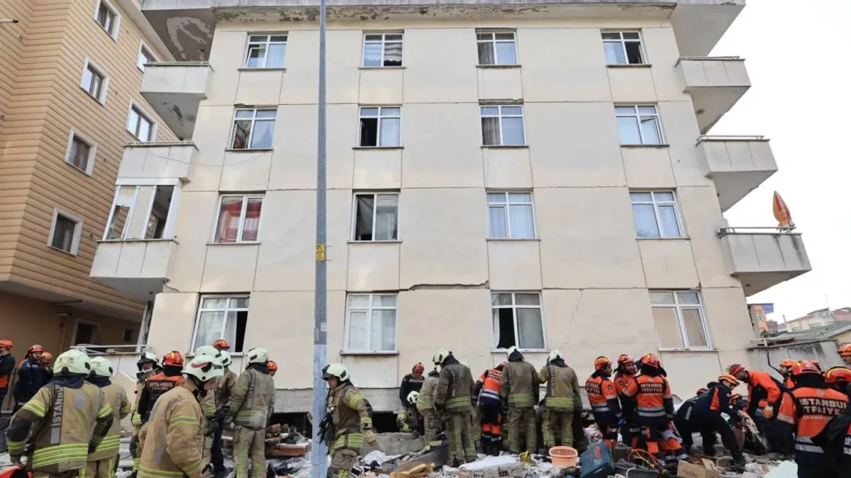 Maltepe'de yıkım sonrası kurtarma çalışmaları sürüyor