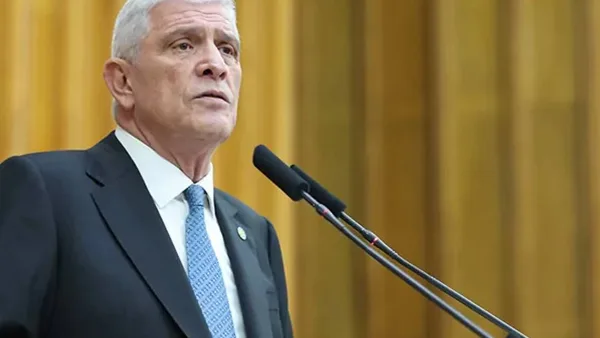 İYİ Parti Genel Başkanı Müsavat Dervişoğlu, TBMM'de konuşma yaparken.
