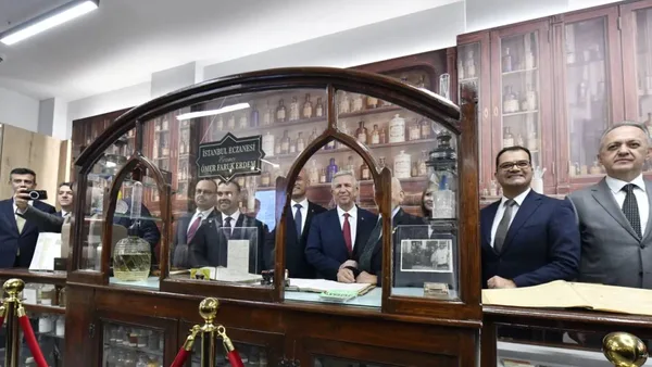 Ankara Eczacılık Tarihi Sergievi'nde sergilenen tarihi eczacılık malzemeleri.