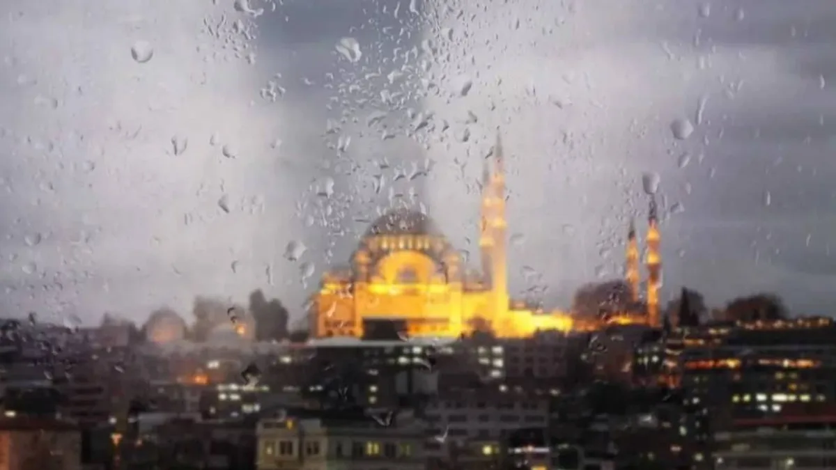İstanbul'da olumsuz hava koşulları nedeniyle eğitime ara verildi ve motosiklet yasaklandı.