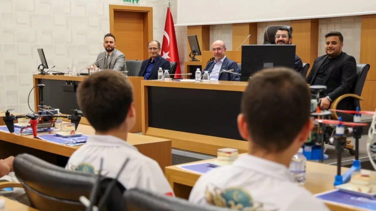 Teknoloji alanında zirveye koşan gençler, başkanla buluştu