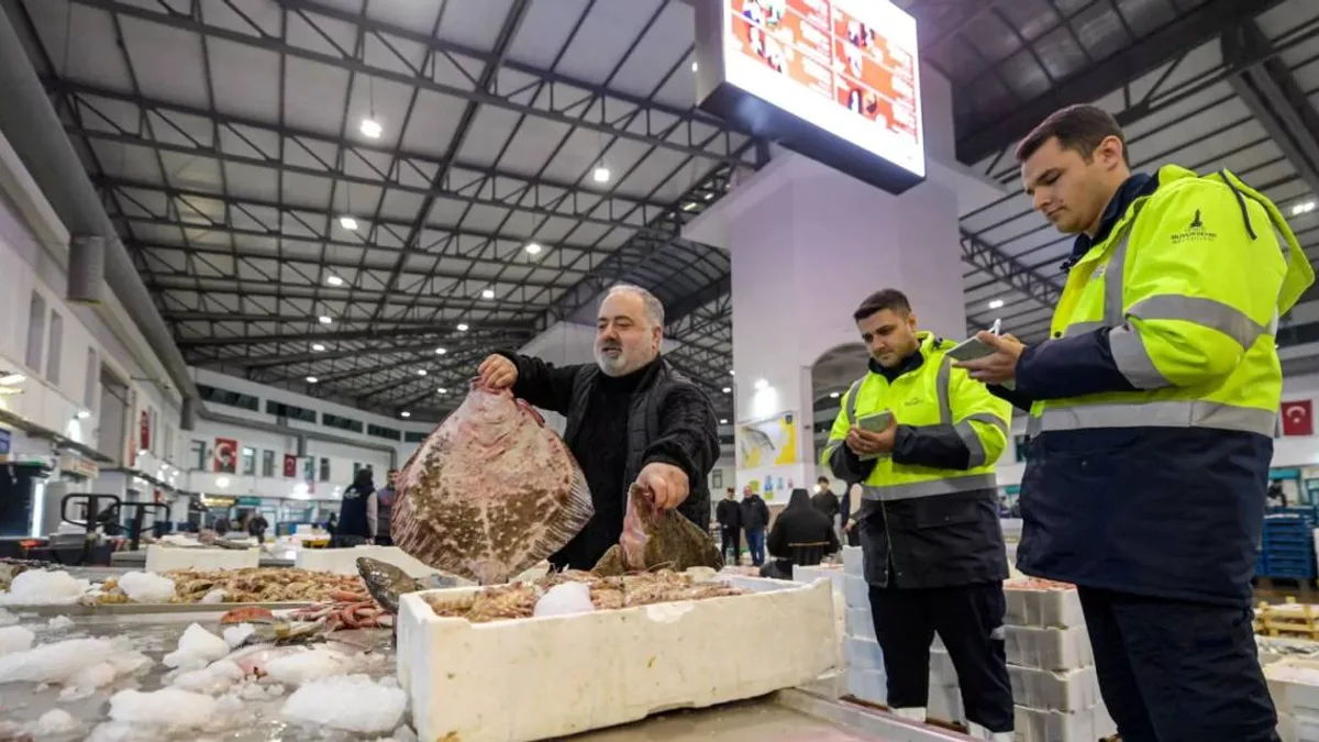 İzmir'de balık tezgahları dolup taşarken, ilgi büyük