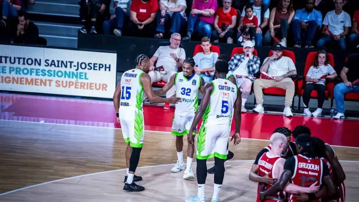 Tofaş Basketbol Takımı oyuncuları maç öncesi hazırlık yapıyor.