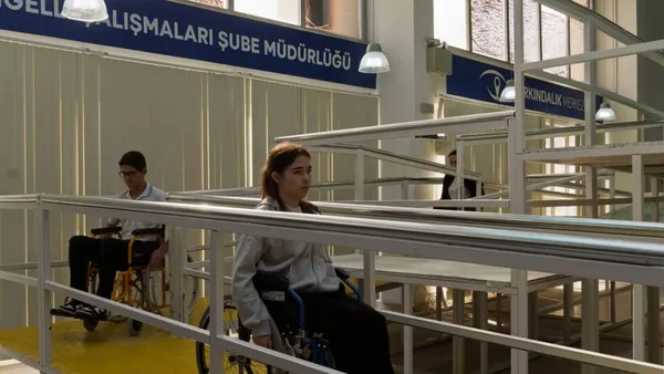 İzmir'de empati parkuruna katılan öğrenciler engelli bireylerin zorluklarını deneyimliyor.