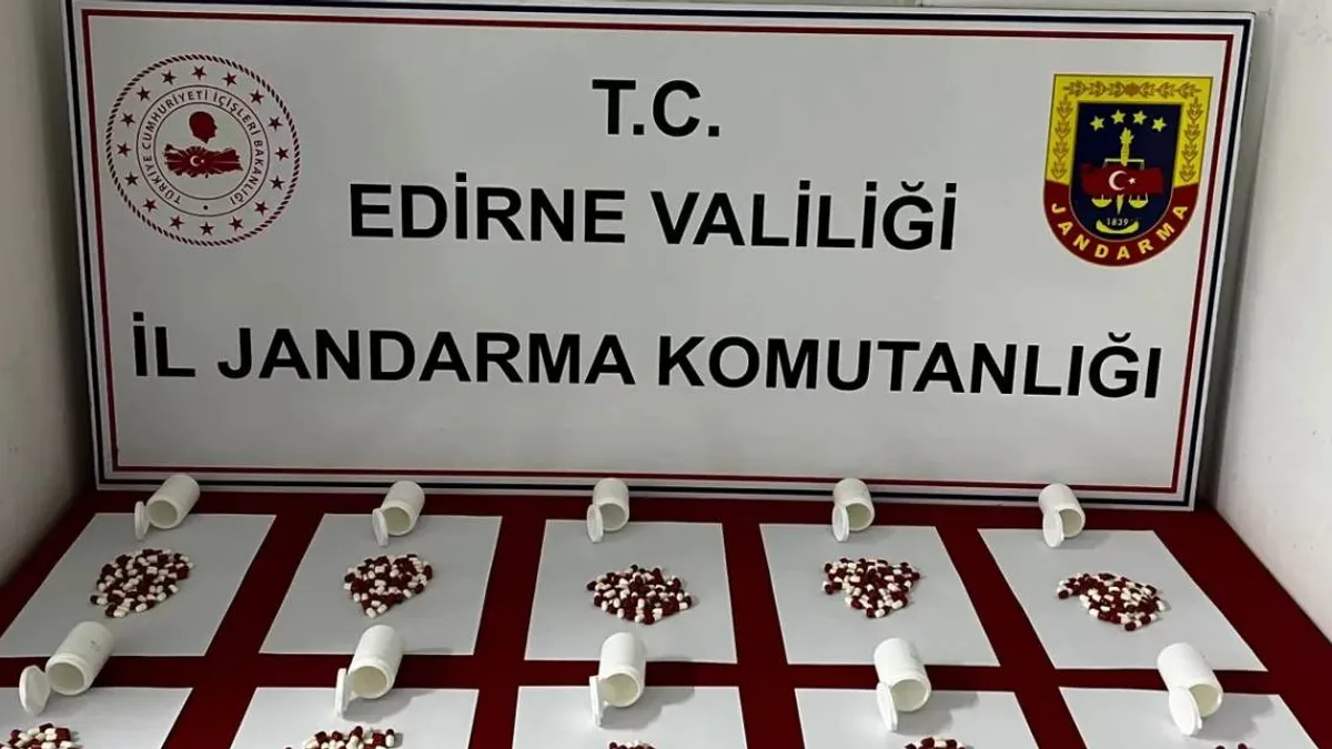 Uzunköprü'de düzenlenen operasyonda ele geçirilen uyuşturucu haplar.