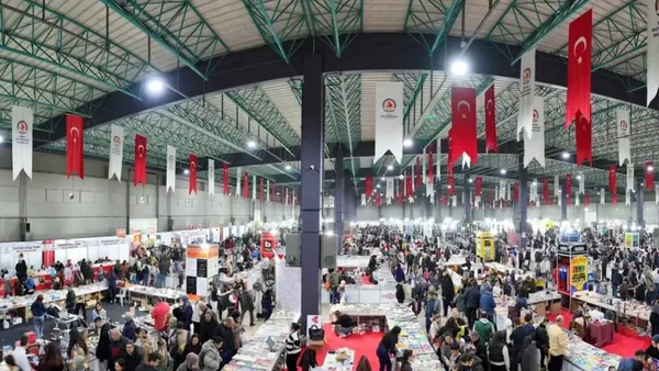 Denizli TÜYAP Kitap Fuarı'nda kitap severler bir araya geliyor.
