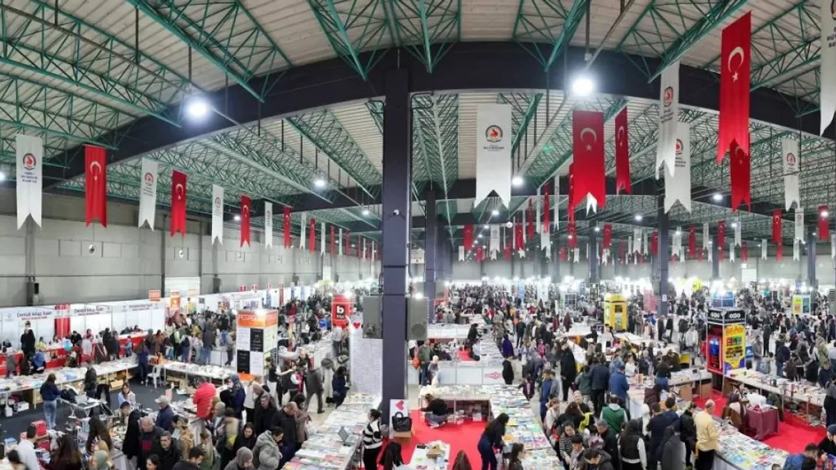 Denizli TÜYAP Kitap Fuarı'nda kitap severler bir araya geliyor.