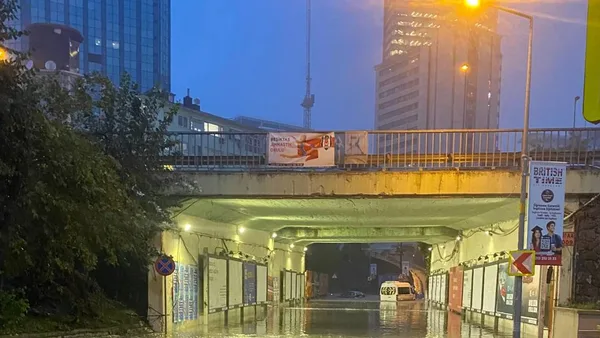 İstanbul'da sağanak yağış sonrası yapılan müdahale çalışmaları.