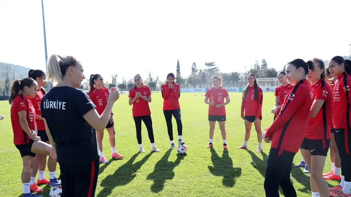 Kadın milliler Slovenya'da play-off için sahaya çıkıyor