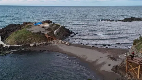 Ayanikola Adası'nın tarihi kalıntıları ve restorasyon süreci.