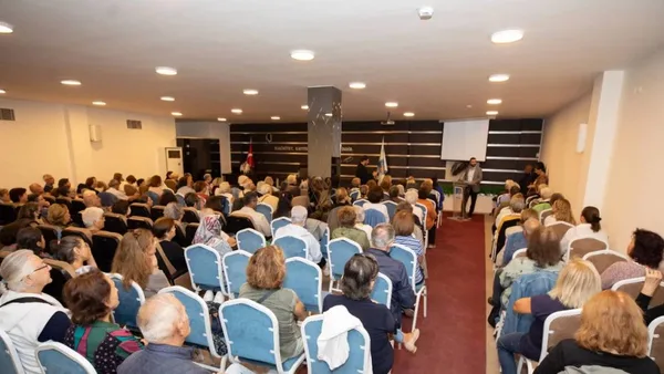 Narlıdere 3. Yaş Üniversitesi açılış dersinden bir görüntü.