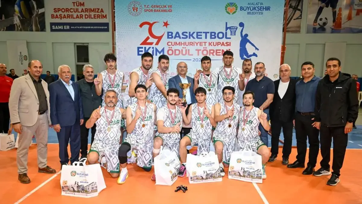 Malatya'da düzenlenen 29 Ekim Cumhuriyet Bayramı Basketbol Turnuvası'nda dereceye giren sporculara ödülleri verildi.