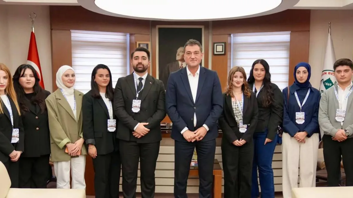 Giresun'da gençlerle buluşan başkan, fikirleri dinledi