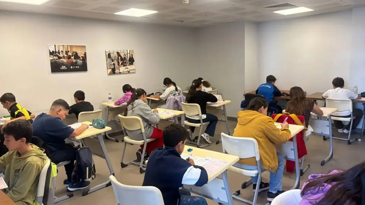 Efes Selçuk Belediyesi tarafından düzenlenen deneme sınavına katılan öğrenciler sınıfta test çözerken.