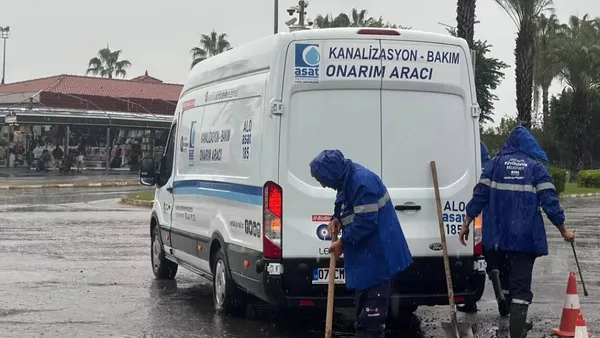 Antalya Büyükşehir Belediyesi, yağmur öncesi hazırlıklarını sürdürüyor.