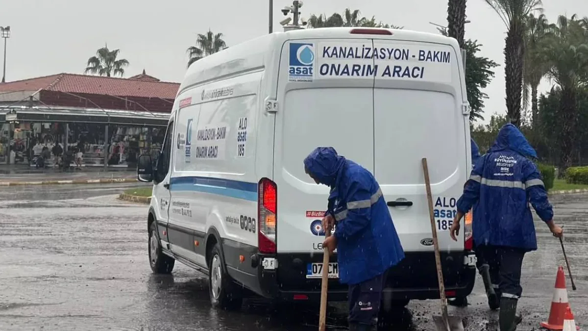 Antalya Büyükşehir Belediyesi, yağmur öncesi hazırlıklarını sürdürüyor.