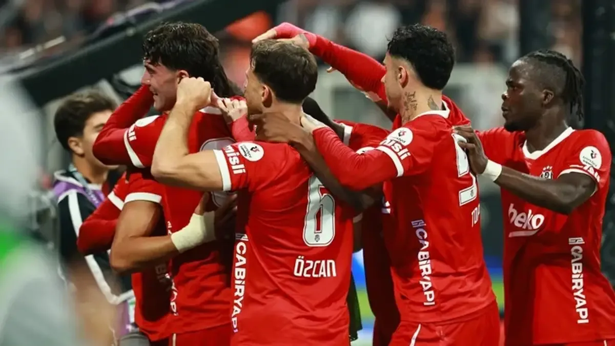 Siyah beyazlı ekip sahasında İstanbul Başakşehir'i 2-0 mağlup etti.