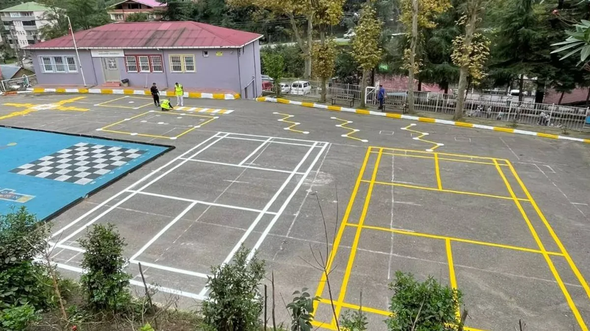 Trabzon'daki okul bahçelerinde yapılan renkli oyun alanları.