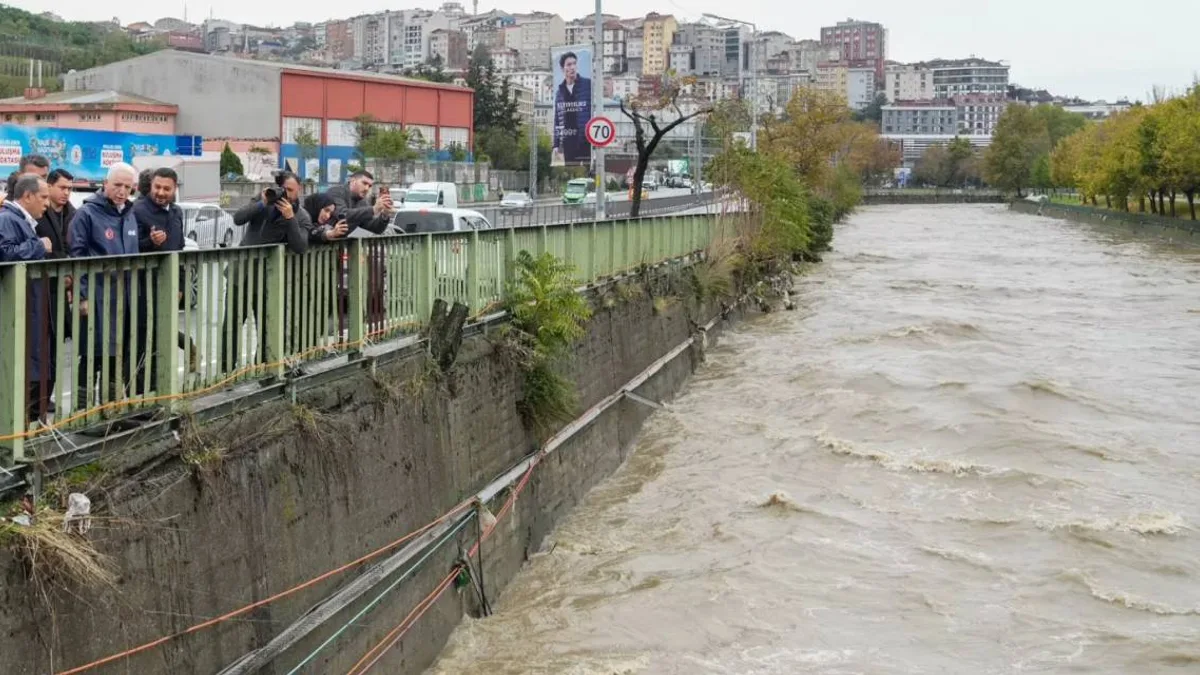 Vali Davut Gül, Kağıthane'de incelemelerde bulunuyor.