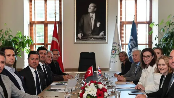 Muğla Büyükşehir Belediye Başkanı Ahmet Aras, Birleşik Krallık Büyükelçisi Jennifer Anderson ile görüşme yapıyor.
