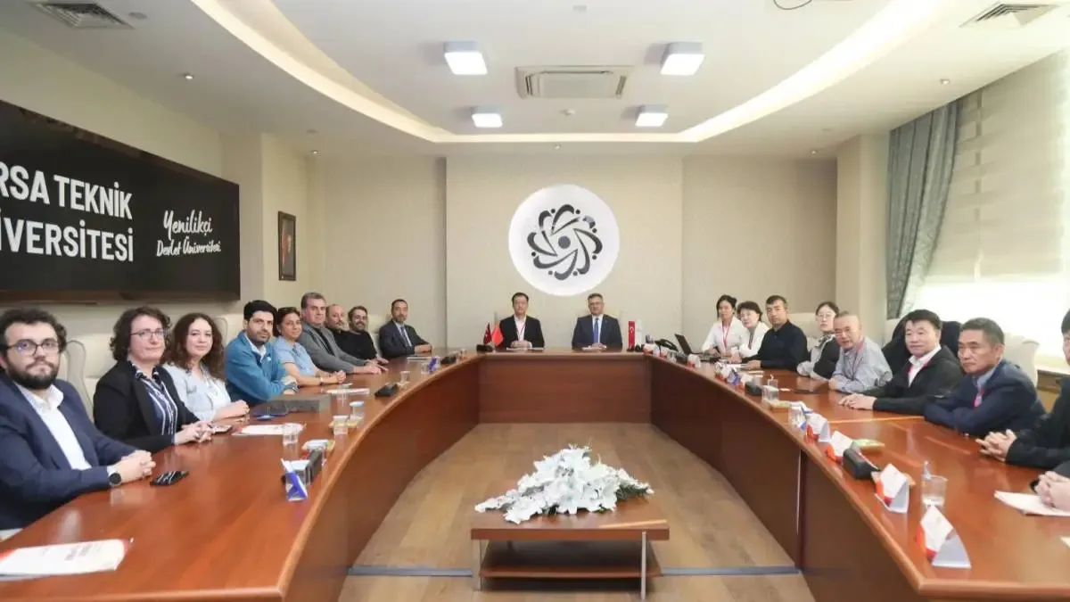Bursa Teknik Üniversitesi'nde gerçekleştirilen Çin heyeti görüşmesinden bir kare.