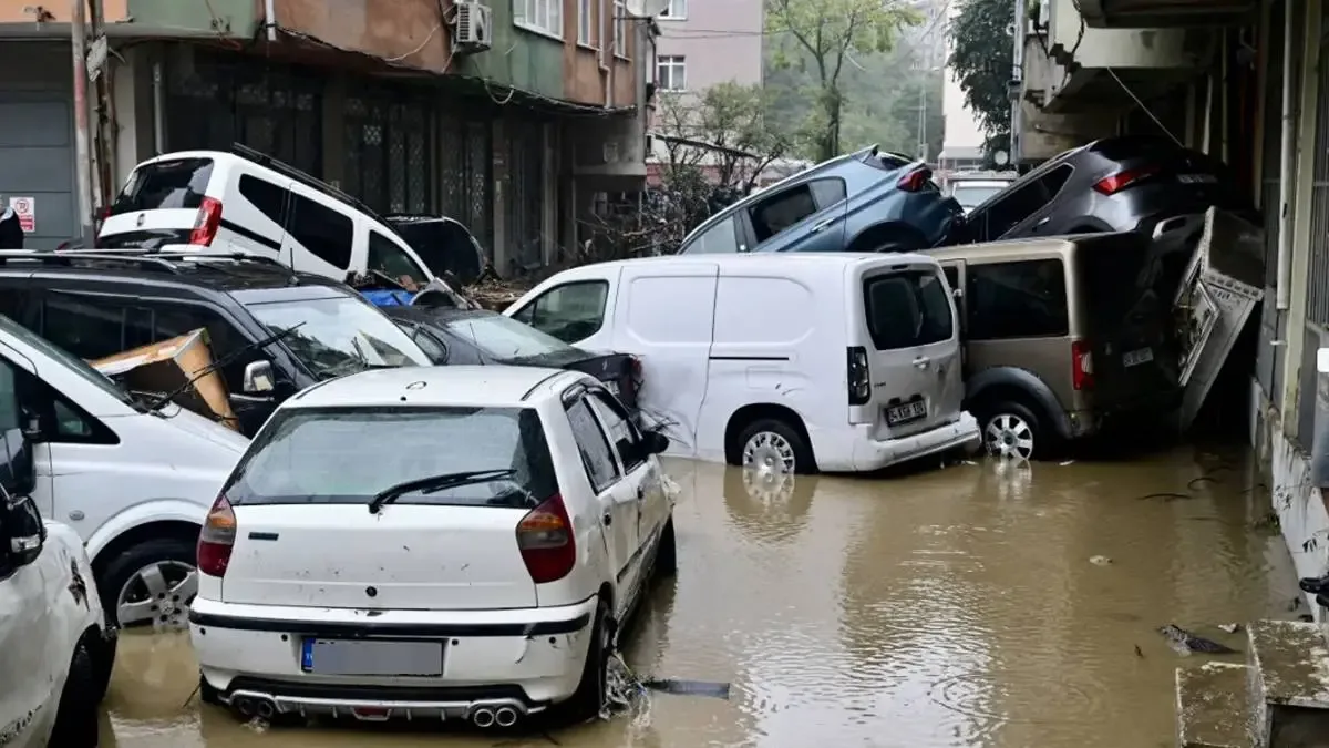 İstanbul'da sel sonrası suyla dolan sokak ve kurtarma ekipleri