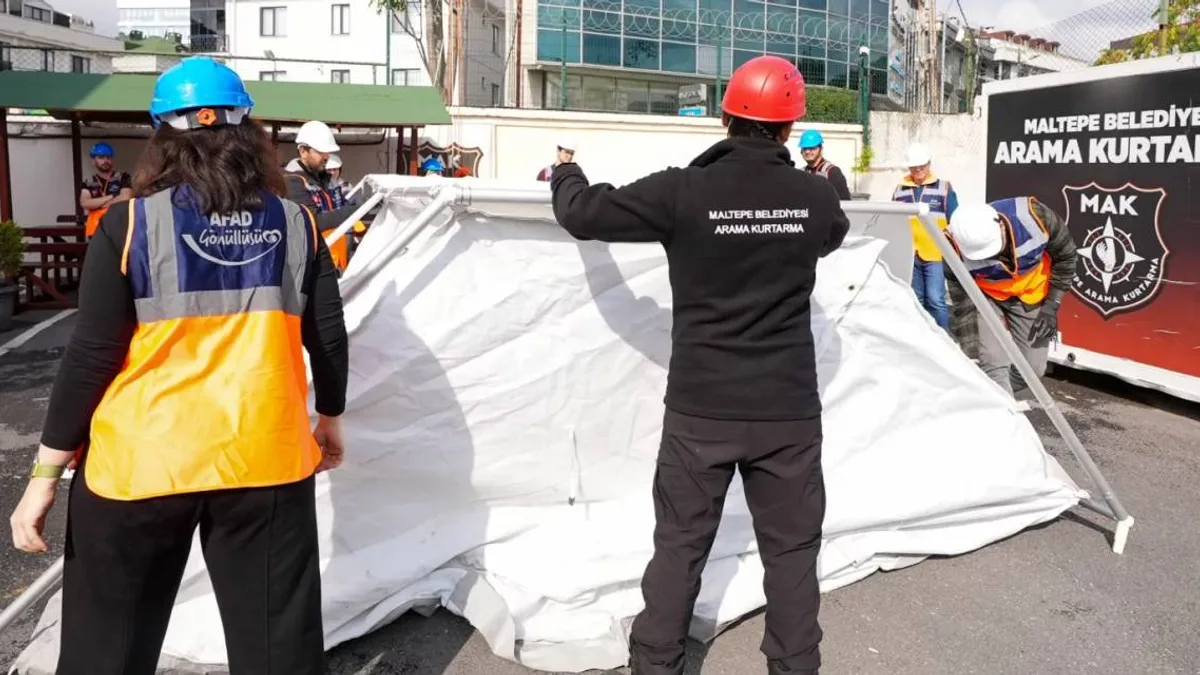 Maltepe'de afetlere karşı hazırlık eğitimine katılan gönüllüler.
