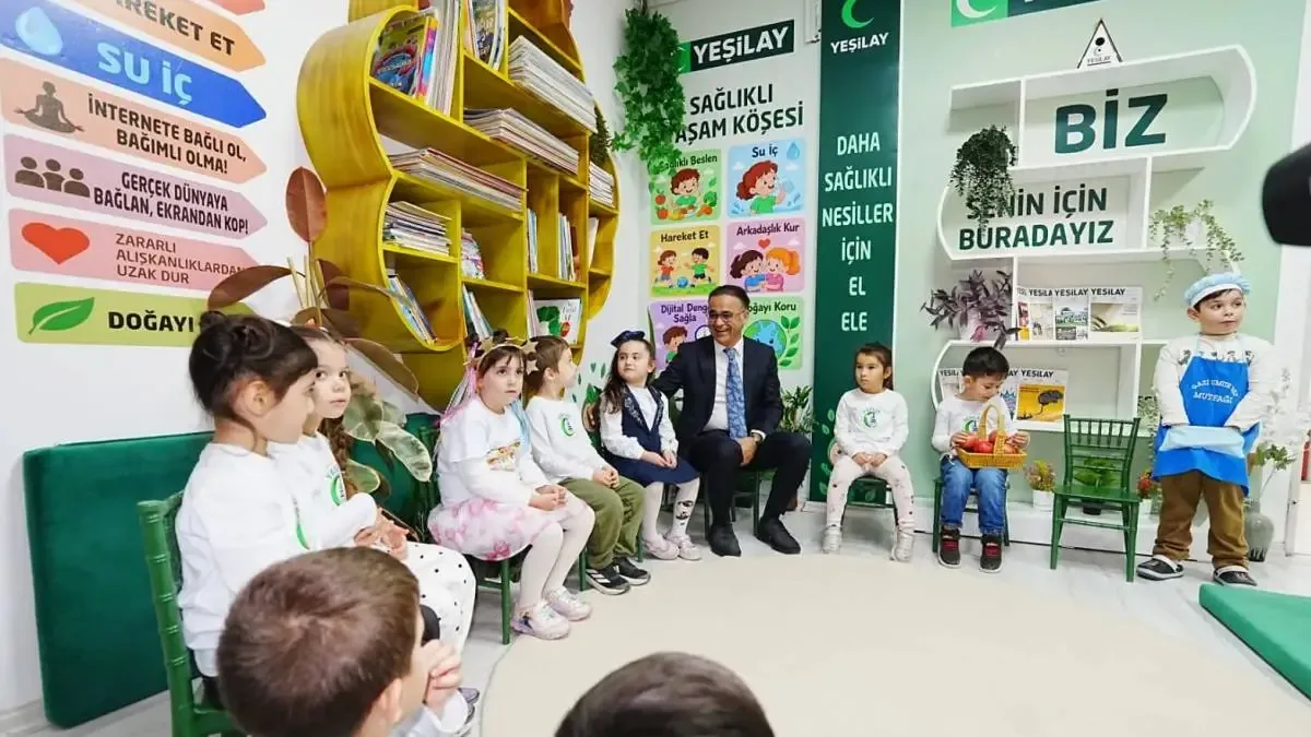 İzmir'deki anaokullarında oluşturulan Yeşilay köşeleri ve tarım alanları öğrencilerin bilinçlenmesini sağlıyor.