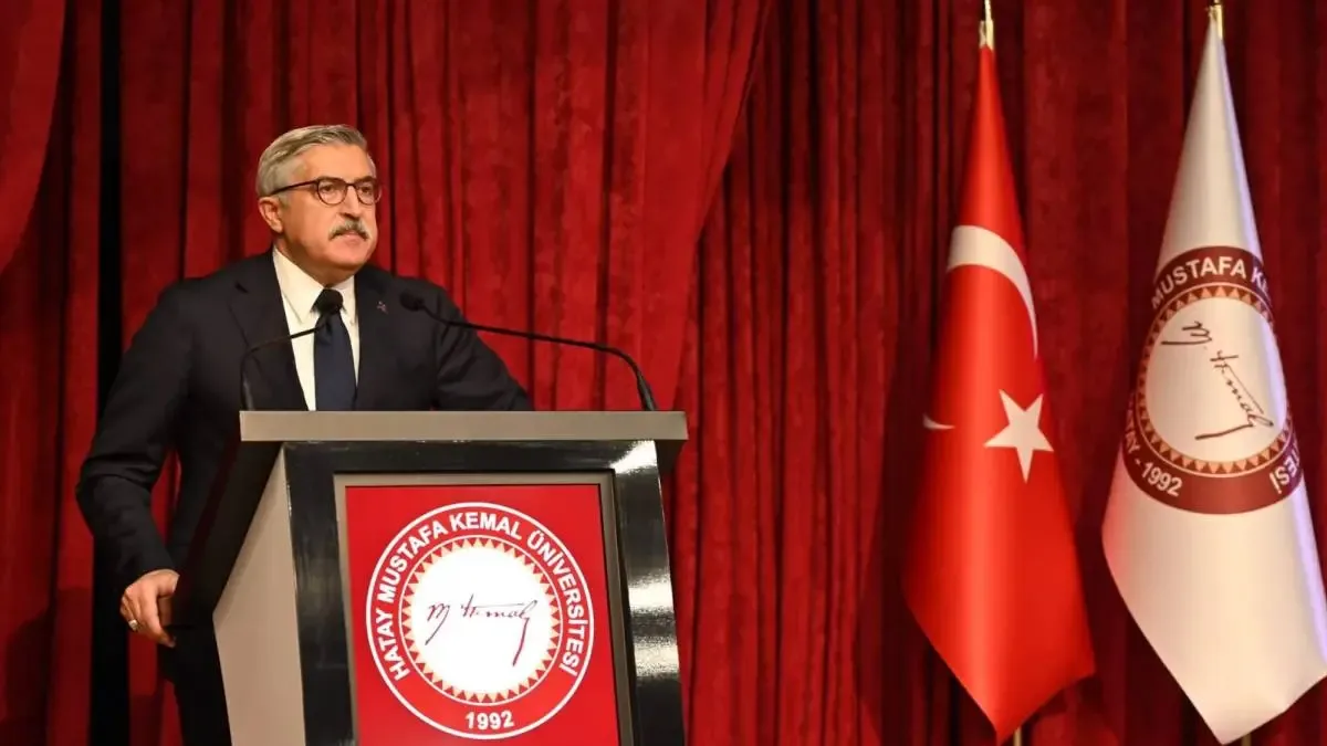 AK Parti Genel Başkan Yardımcısı Hüseyin Yayman üniversitedeki konferansta konuşma yapıyor.