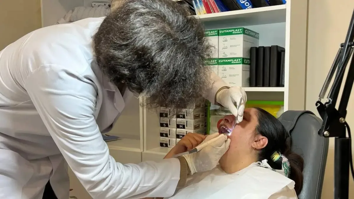 Gonca Engelsiz Yaşam Merkezi'nde özel öğrencilere yönelik gerçekleştirilen diş sağlığı taramasından bir kare.