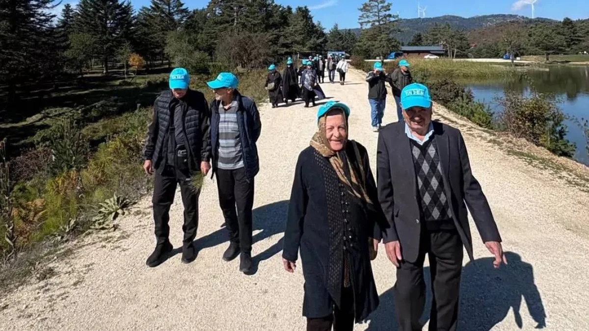 Yaşlılar Taraklı Karagöl'de doğayla buluştu