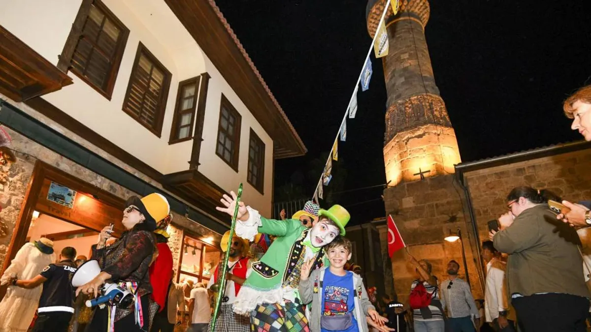 Antalya'da karnaval coşkusu Kaleiçi'ni sardı