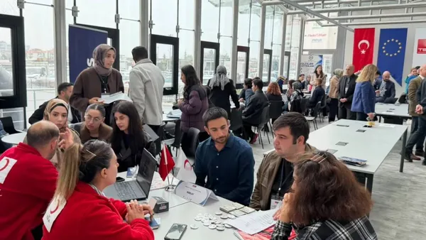 Malatya'da gençlerin işverenlerle buluştuğu etkinlik.