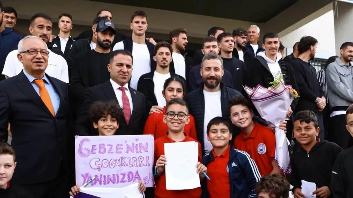 Futbolcular, gençlerin gönlünde taht kurdu