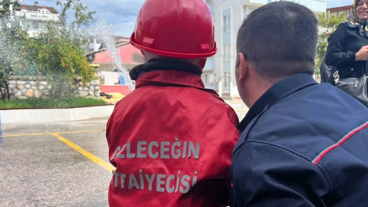 Kocaeli'de çocuklar itfaiyeciliği keşfetti