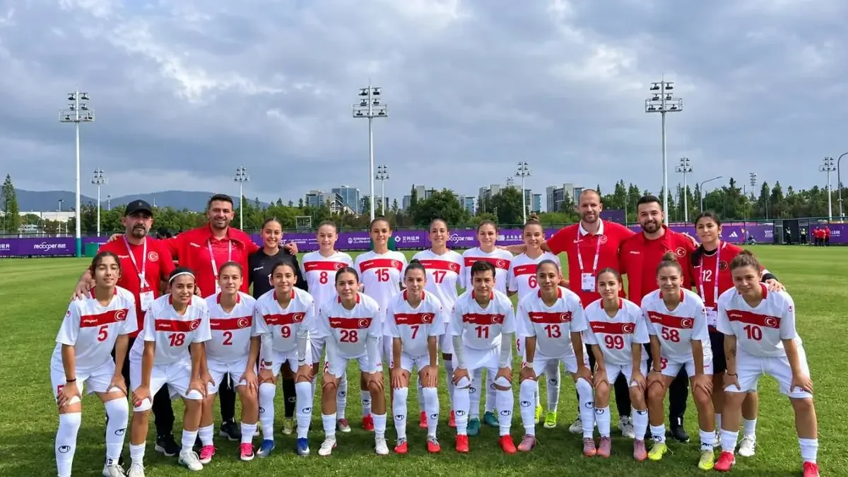 Merter Final Okulları Kız Futbol Takımı Çin'deki dünya şampiyonasında dördüncü oldu.
