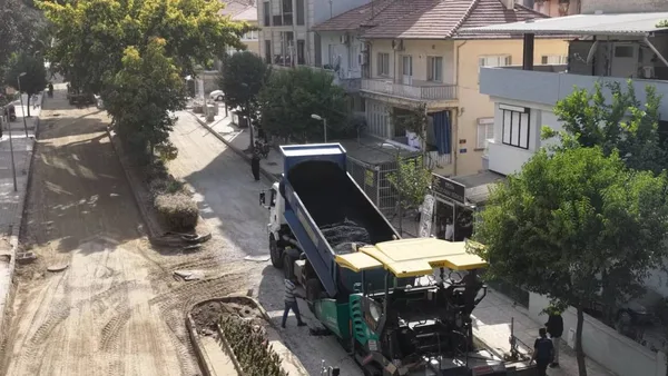 Manisa Salihli Ferah Caddesi'nde devam eden asfalt çalışmaları.