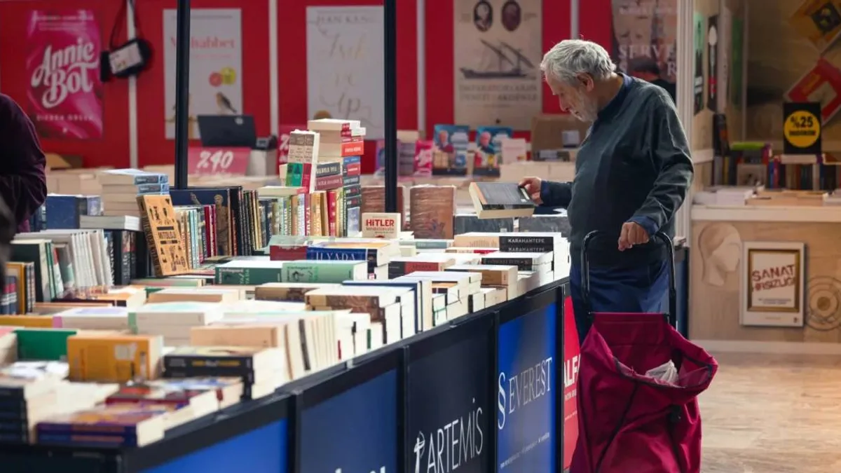 Kocaeli'de kitap fuarında valizler dolup taşıyor