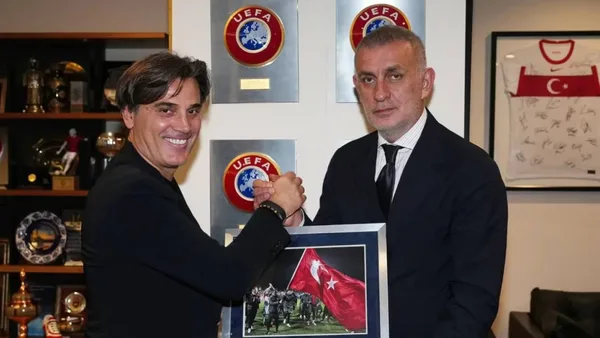 TFF Başkanı Hacıosmanoğlu, Montella ile vedalaşırken.
