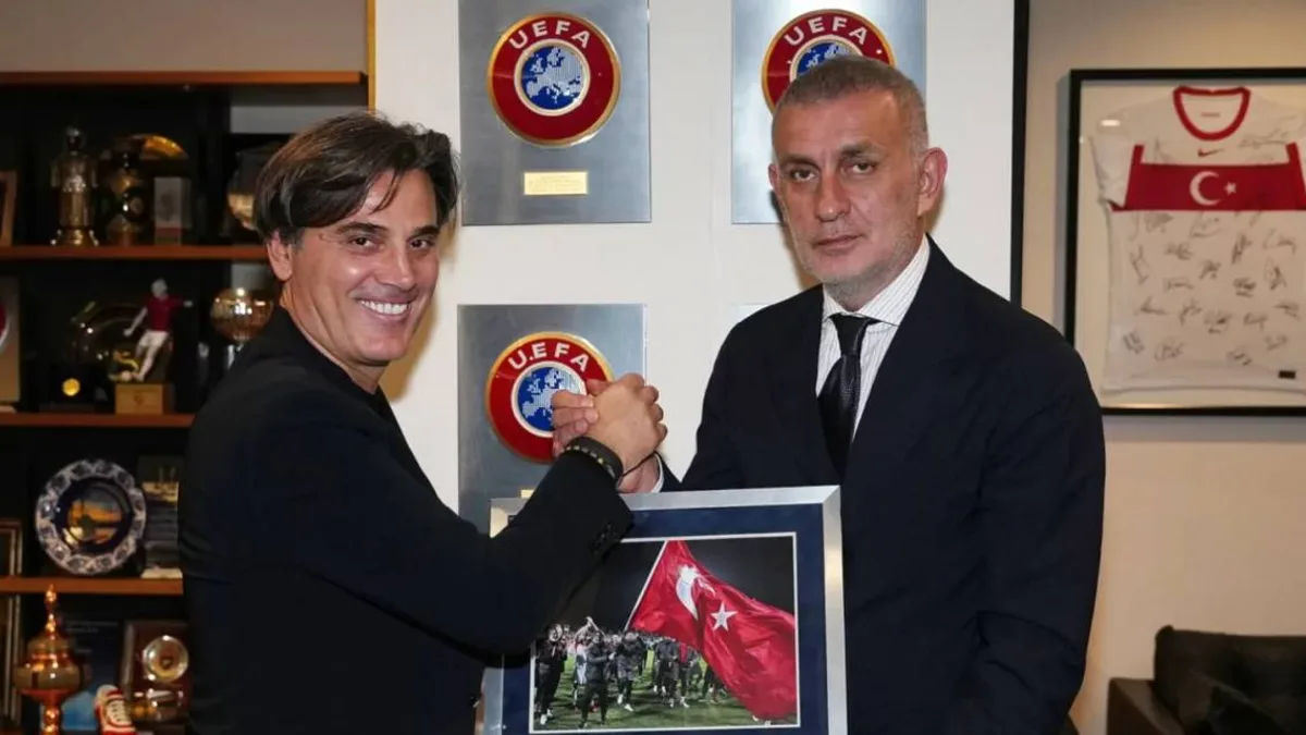 TFF Başkanı Hacıosmanoğlu, Montella ile vedalaşırken.