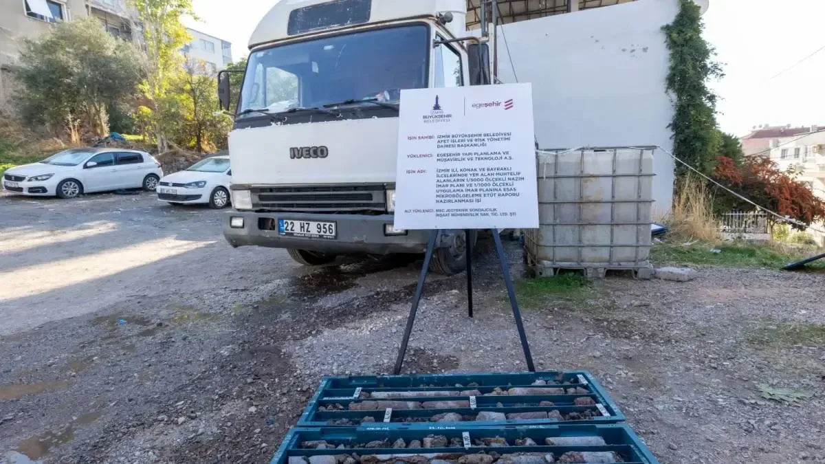 İzmir Büyükşehir Belediyesi ekipleri Konak ve Bayraklı'da zemin etüt çalışmalarına devam ediyor.